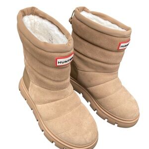 Hunter  Maribel Lug Sole Insulated Waterproof Snow Booties in a beige/tan